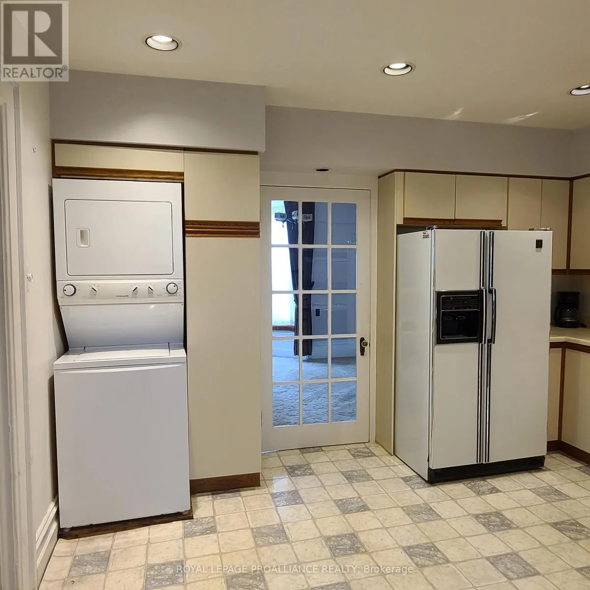 634 HENRY STREET W