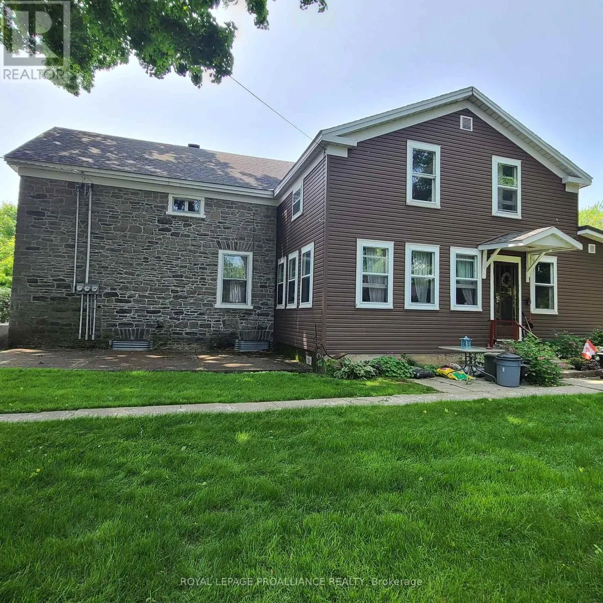 634 HENRY STREET W