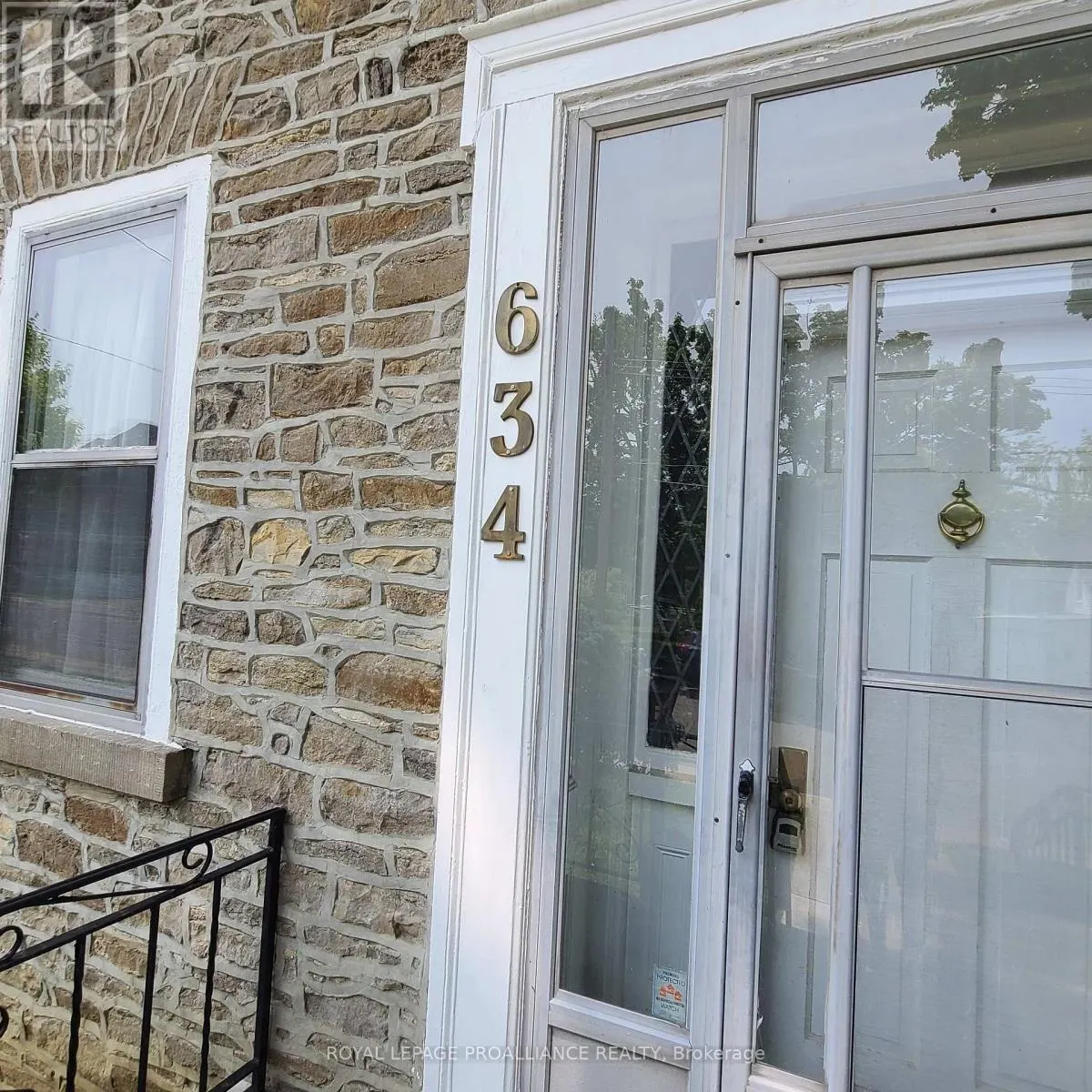 634 HENRY STREET W