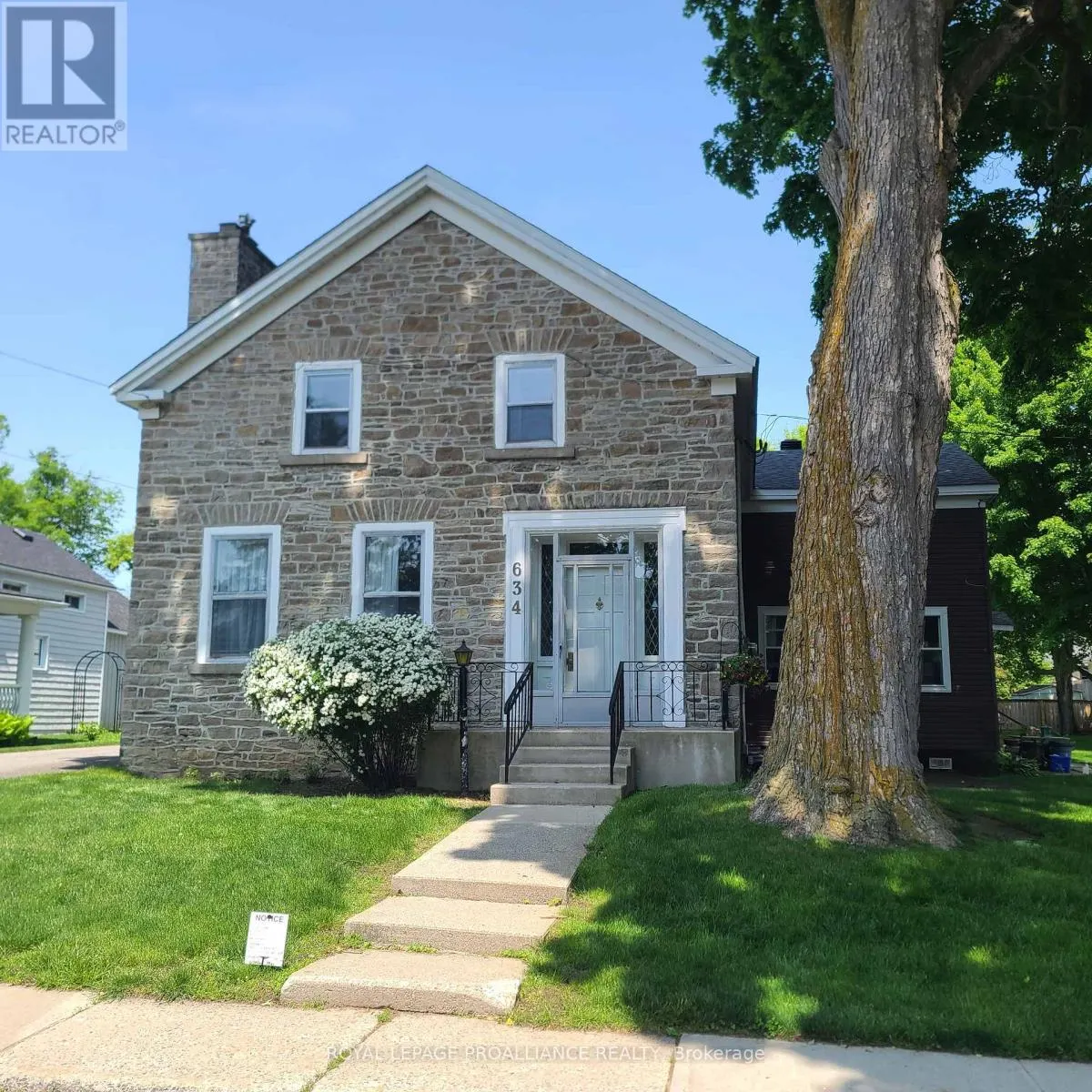 634 HENRY STREET W