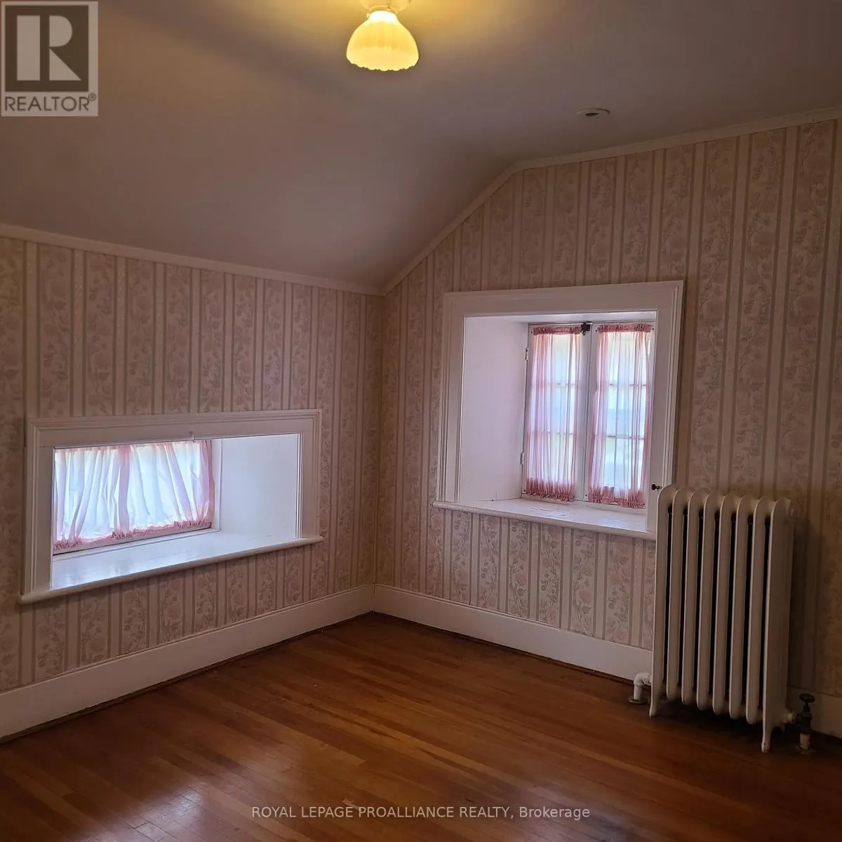 634 HENRY STREET W