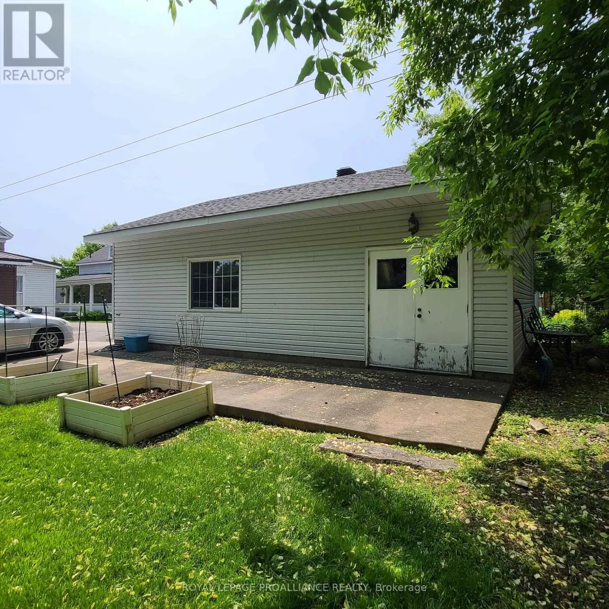 634 HENRY STREET W