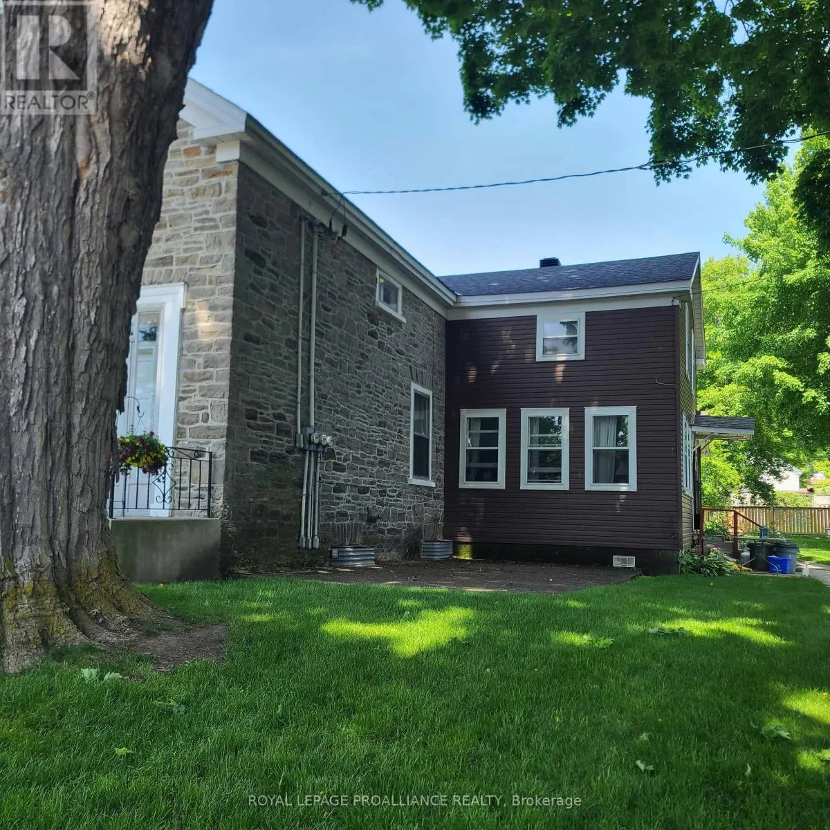 634 HENRY STREET W