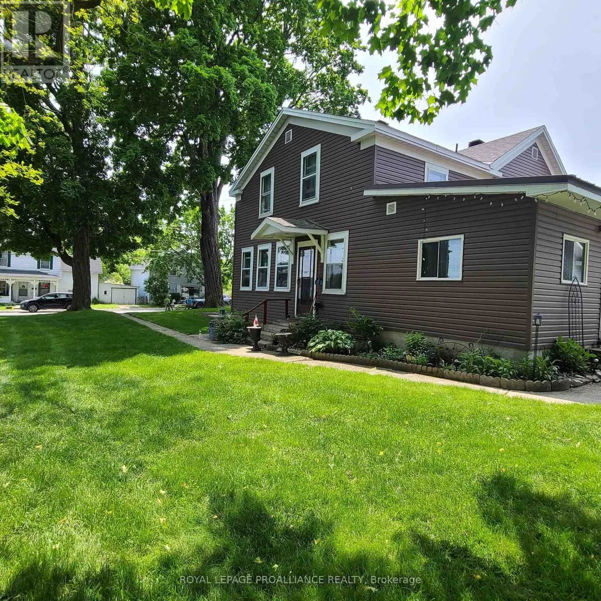 634 HENRY STREET W