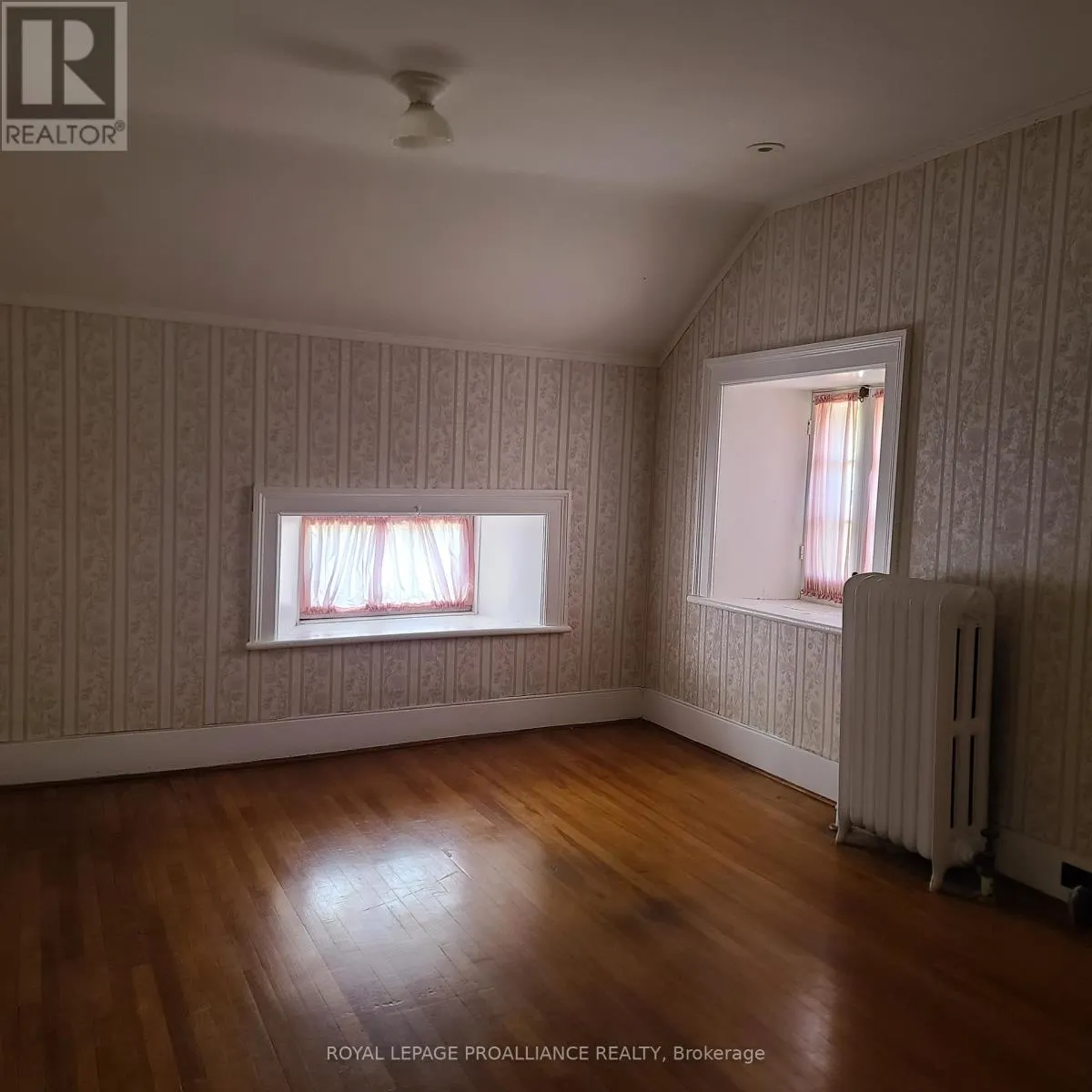 634 HENRY STREET W