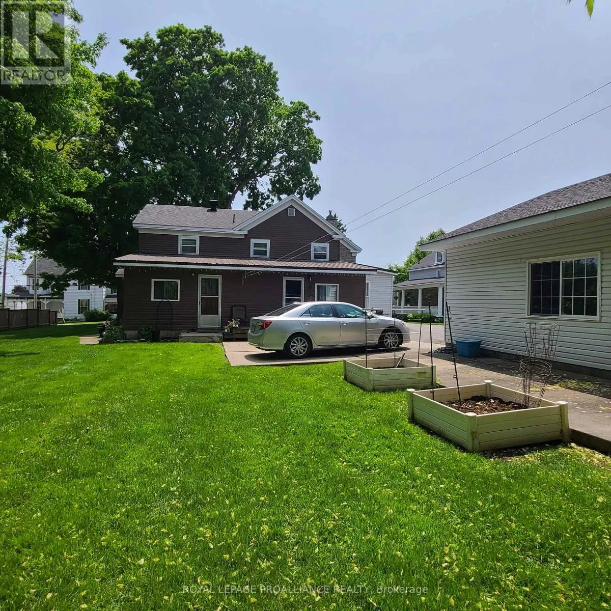 634 HENRY STREET W