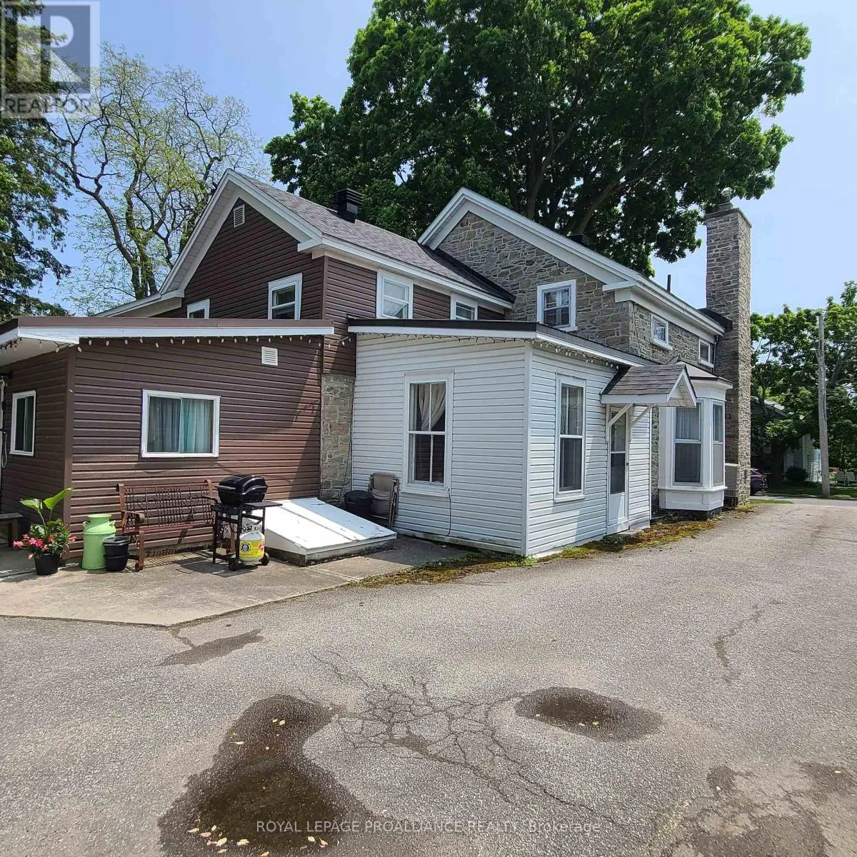 634 HENRY STREET W