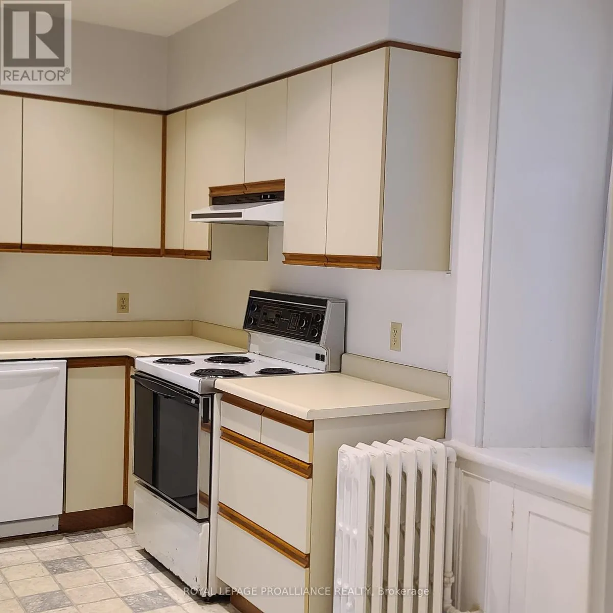 634 HENRY STREET W