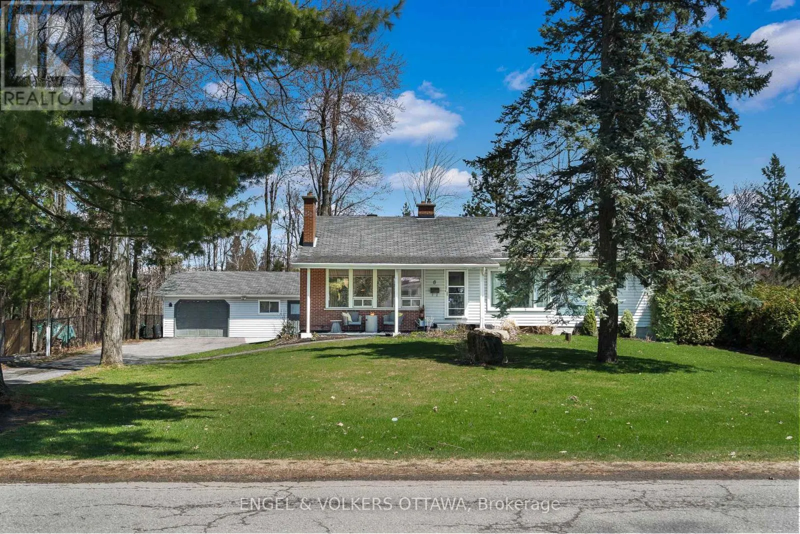8 PINEGLEN CRESCENT