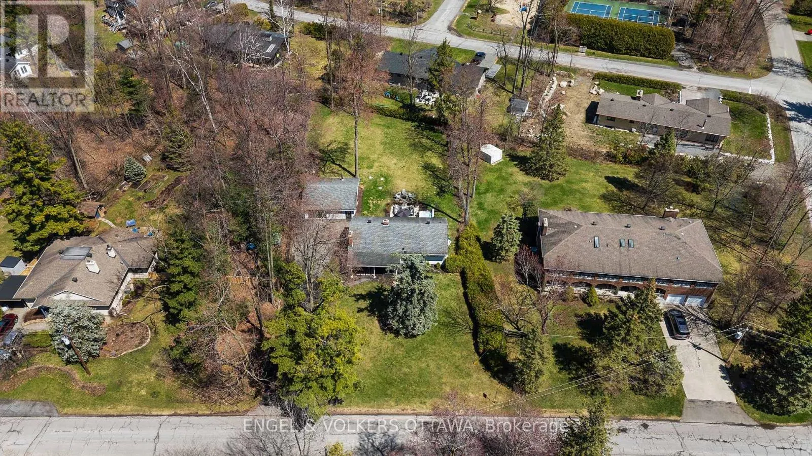 8 PINEGLEN CRESCENT