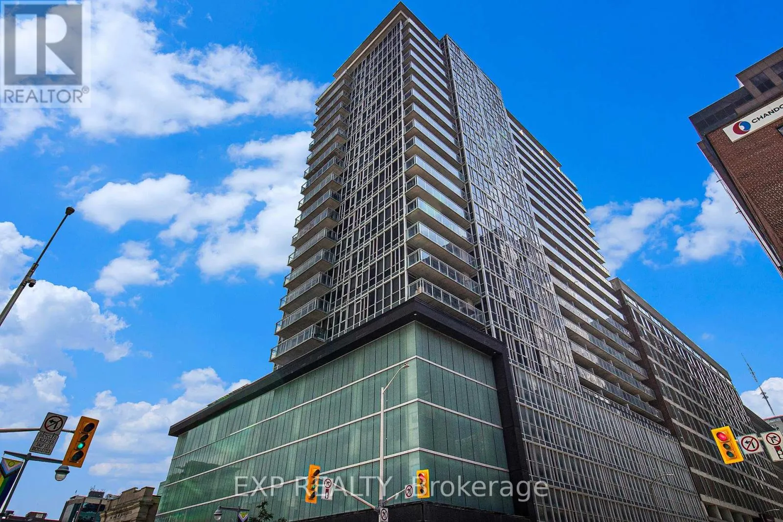 709 - 324 LAURIER AVENUE W
