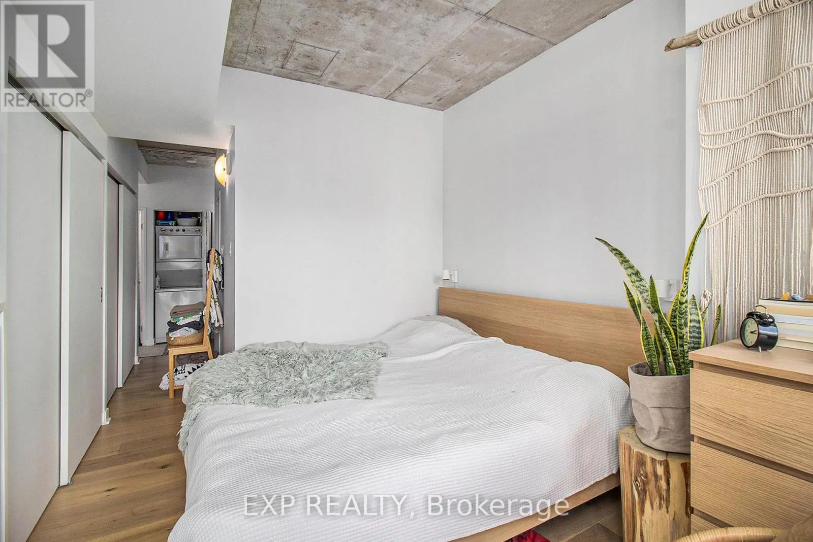 709 - 324 LAURIER AVENUE W