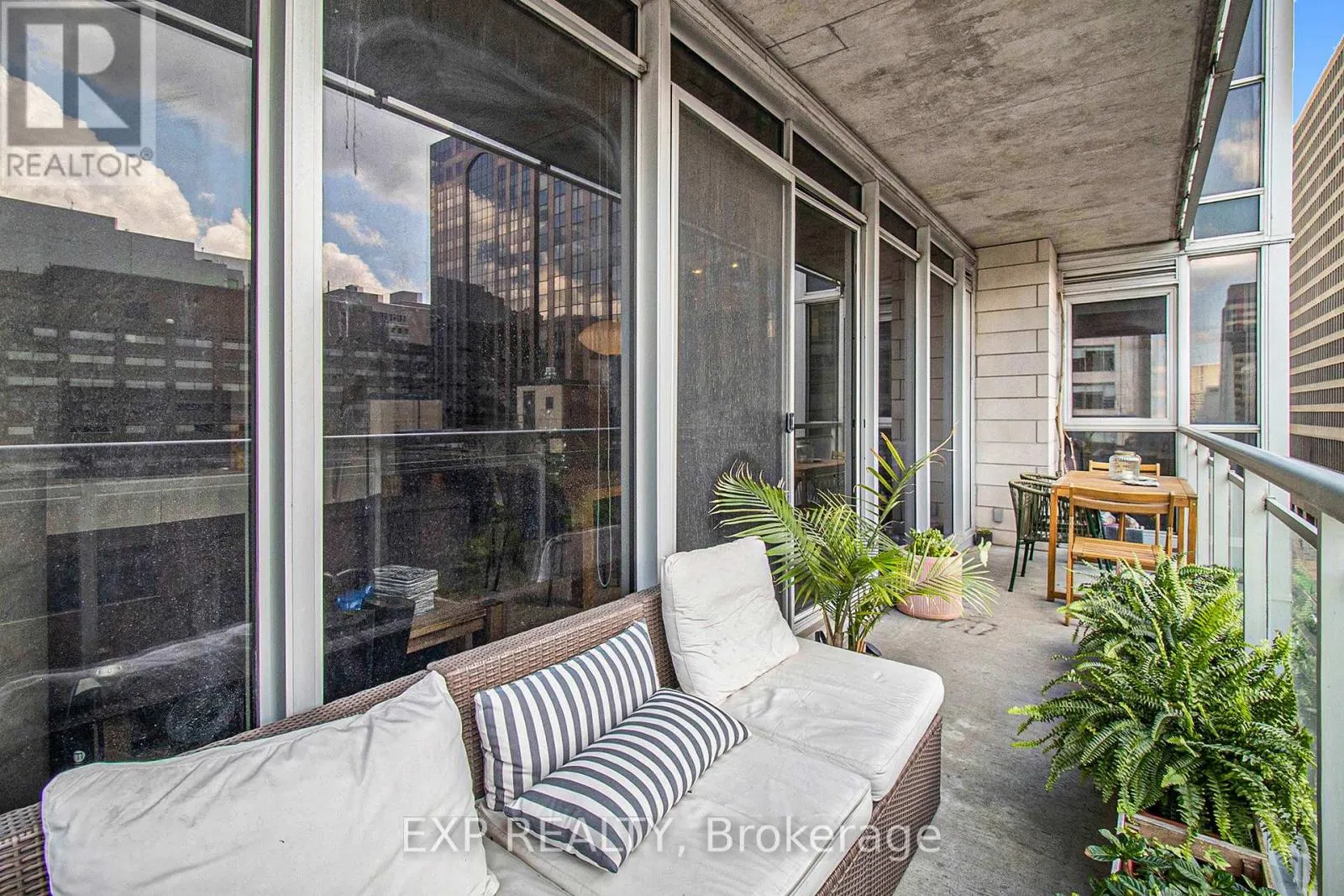 709 - 324 LAURIER AVENUE W