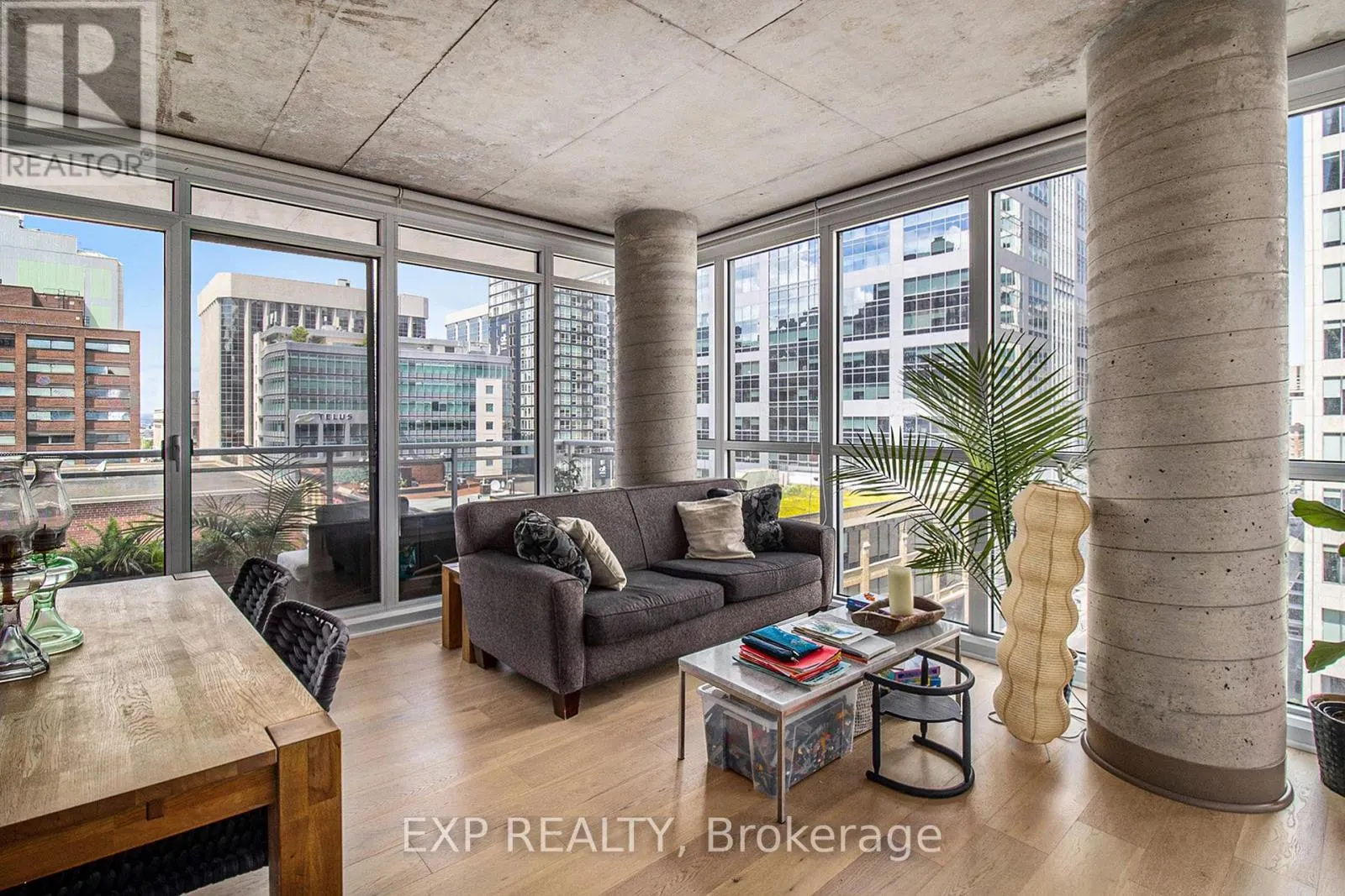 709 - 324 LAURIER AVENUE W