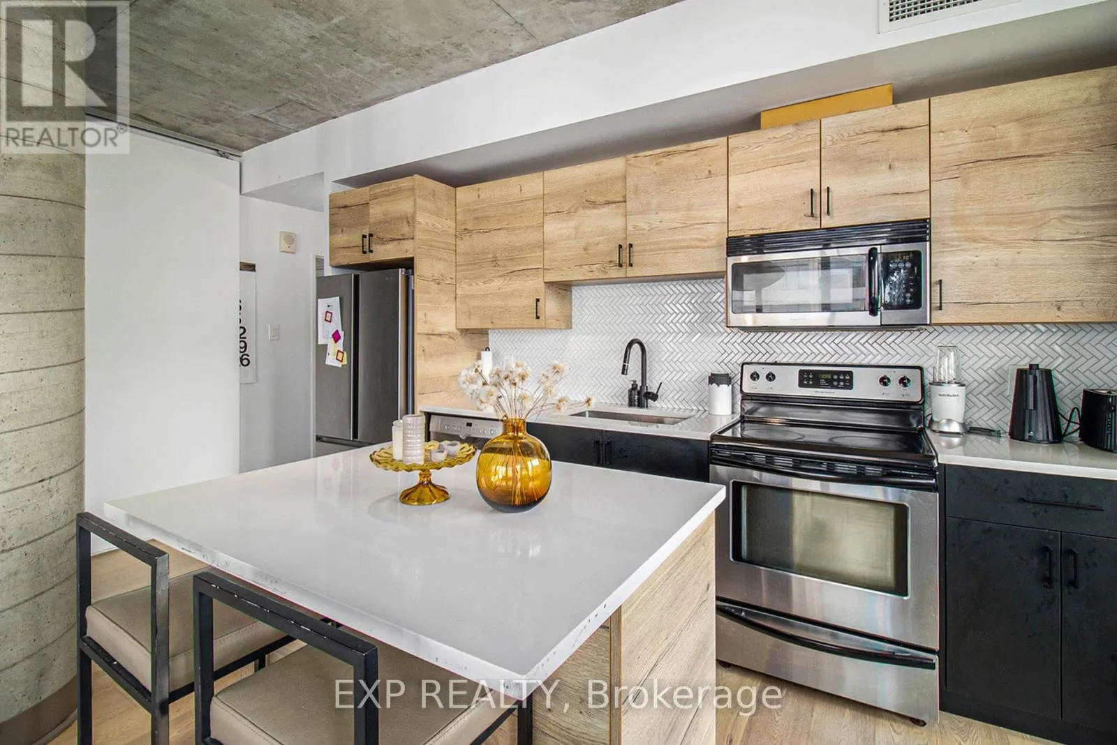 709 - 324 LAURIER AVENUE W