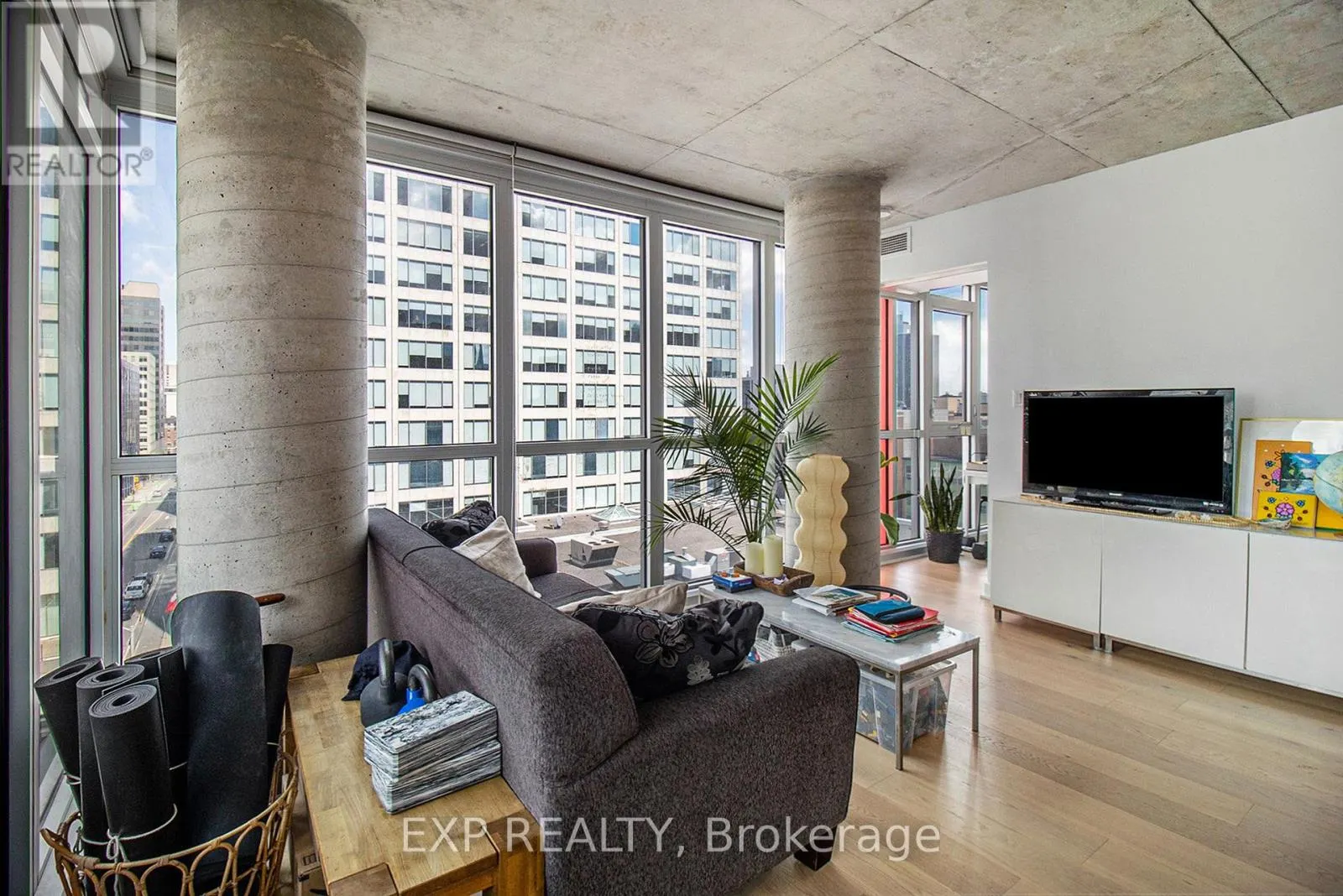 709 - 324 LAURIER AVENUE W