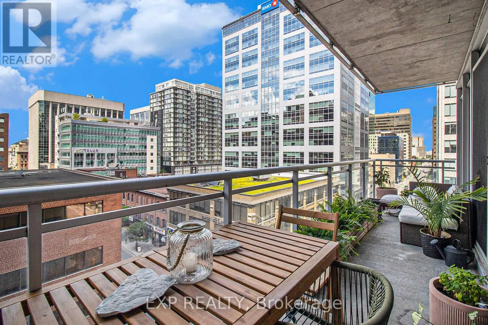 709 - 324 LAURIER AVENUE W