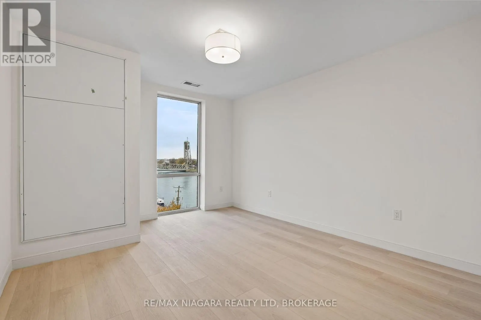 605 - 118 WEST STREET, #605