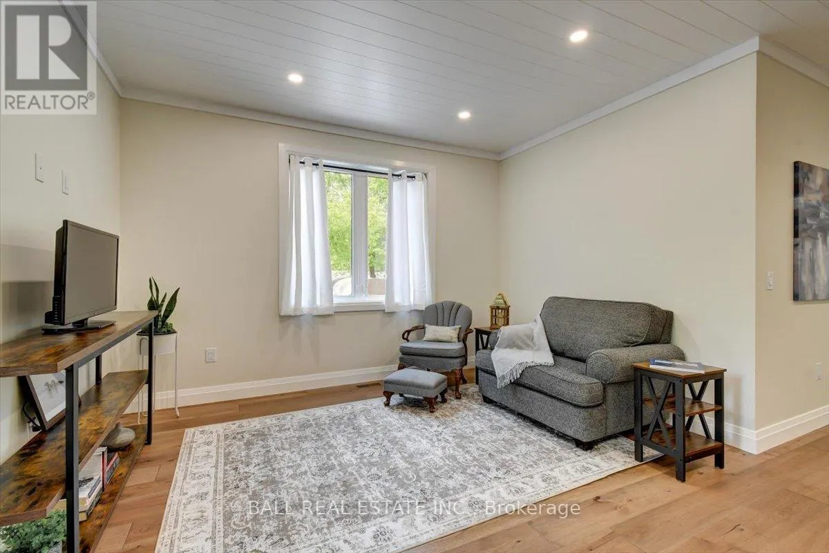 18 SIX FOOT BAY ROAD E