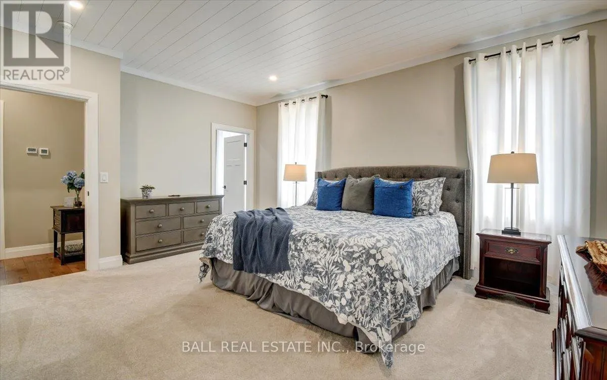 18 SIX FOOT BAY ROAD E