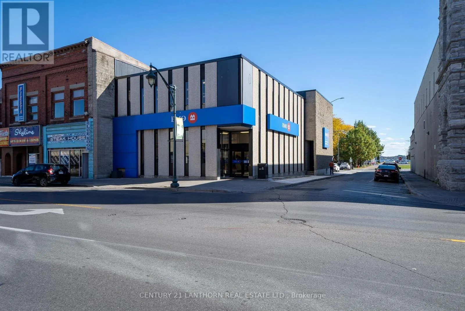 55 DUNDAS STREET W