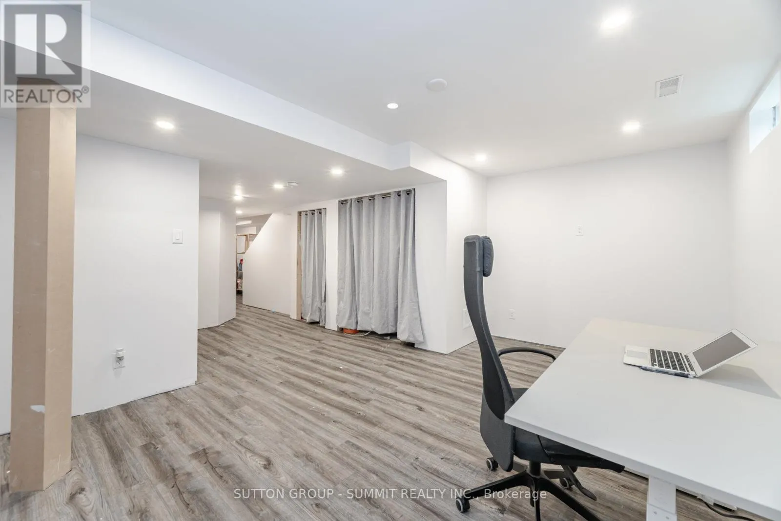 32 - 1809 UPPER WENTWORTH STREET