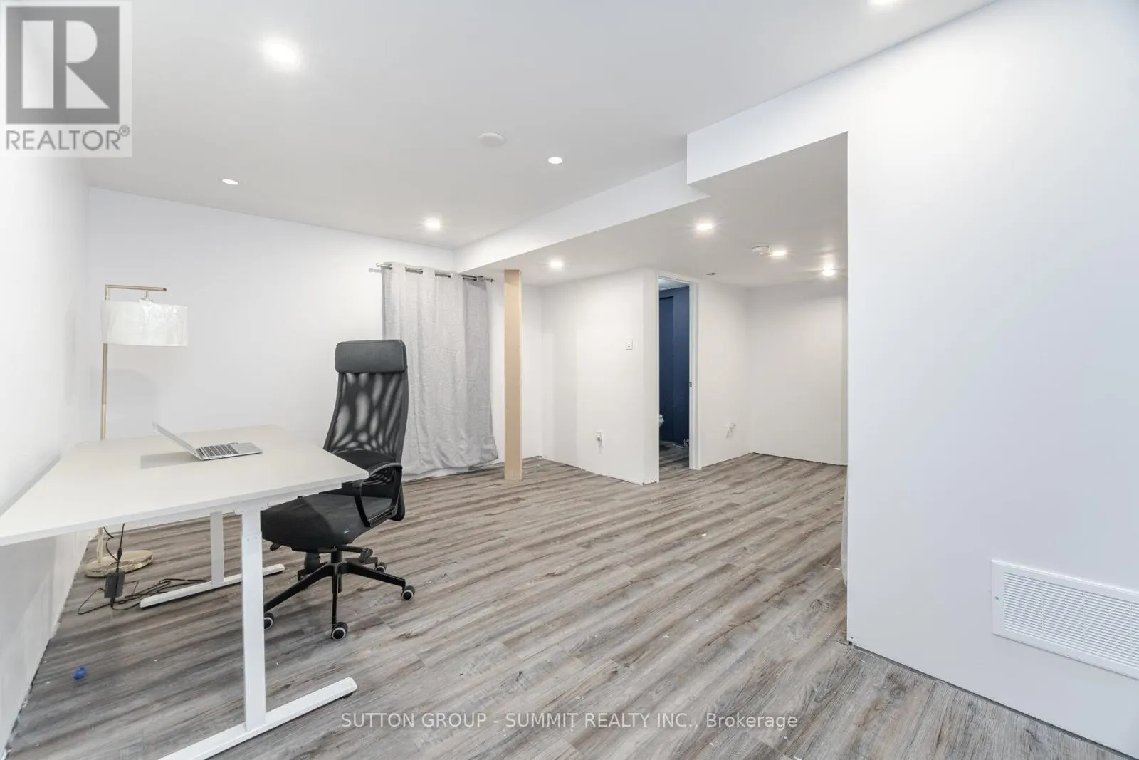 32 - 1809 UPPER WENTWORTH STREET