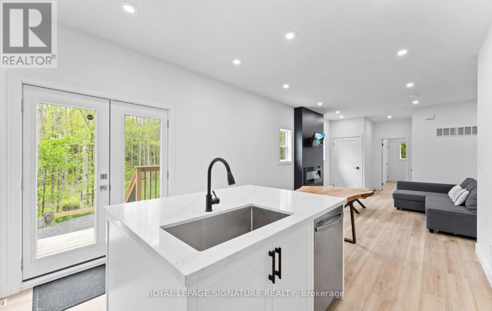 44 SUNNYSHORE PARK DRIVE
