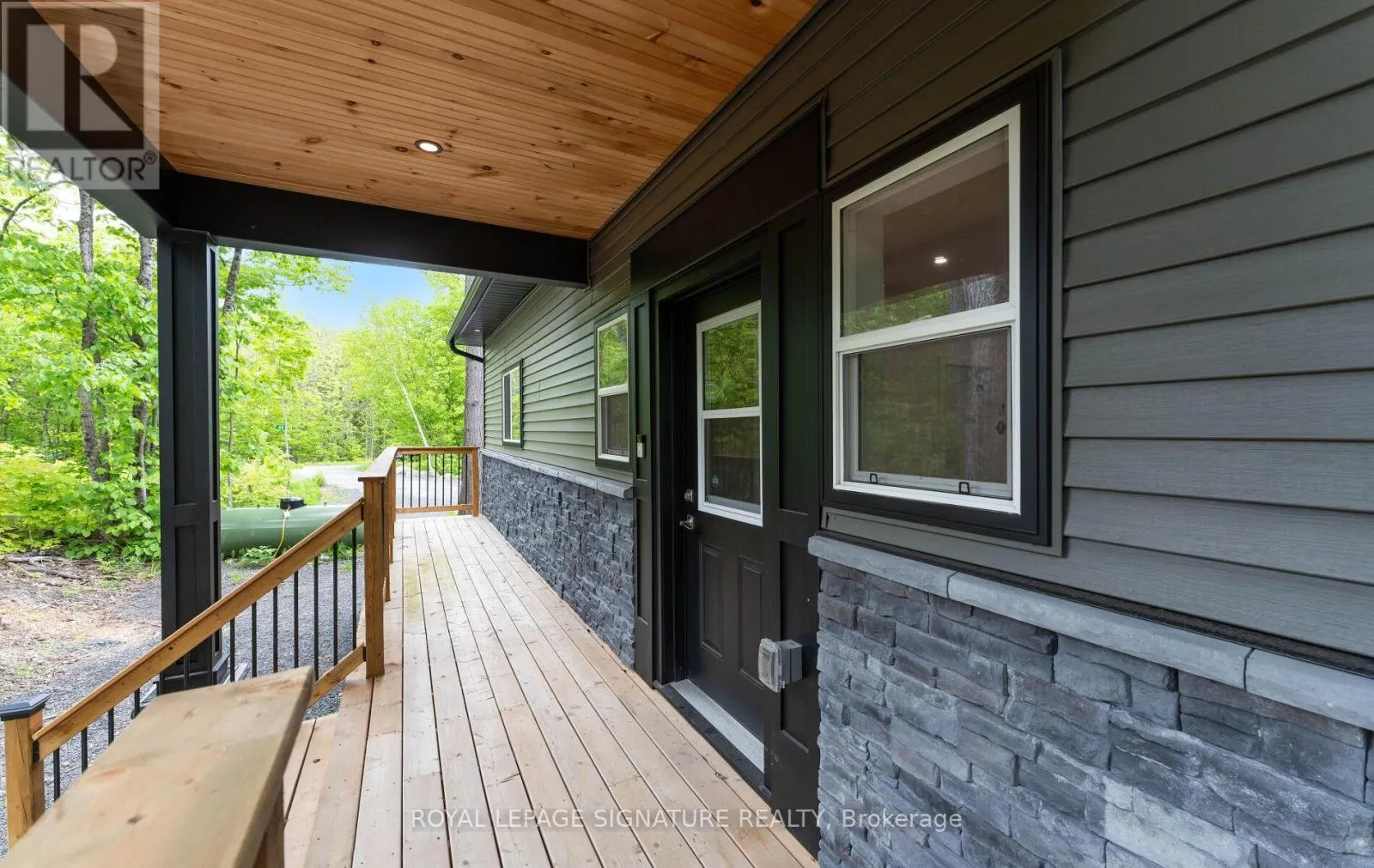 44 SUNNYSHORE PARK DRIVE