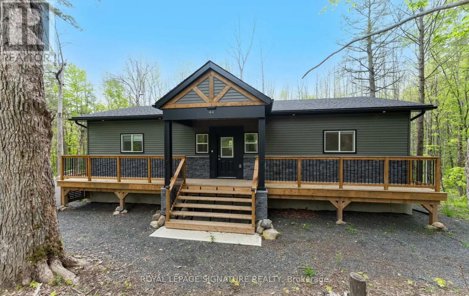 44 SUNNYSHORE PARK DRIVE