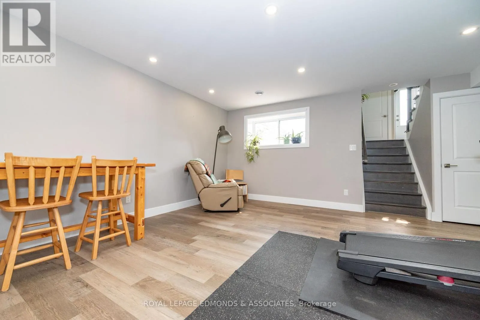 464 DOMINION STREET