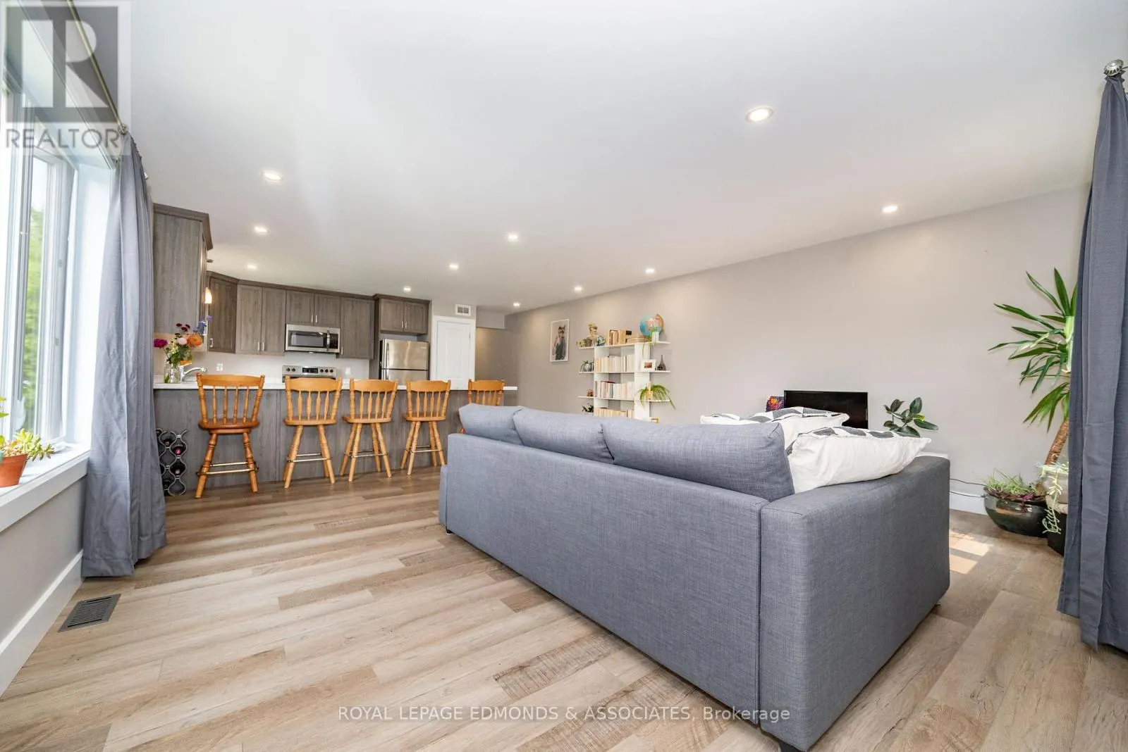 464 DOMINION STREET
