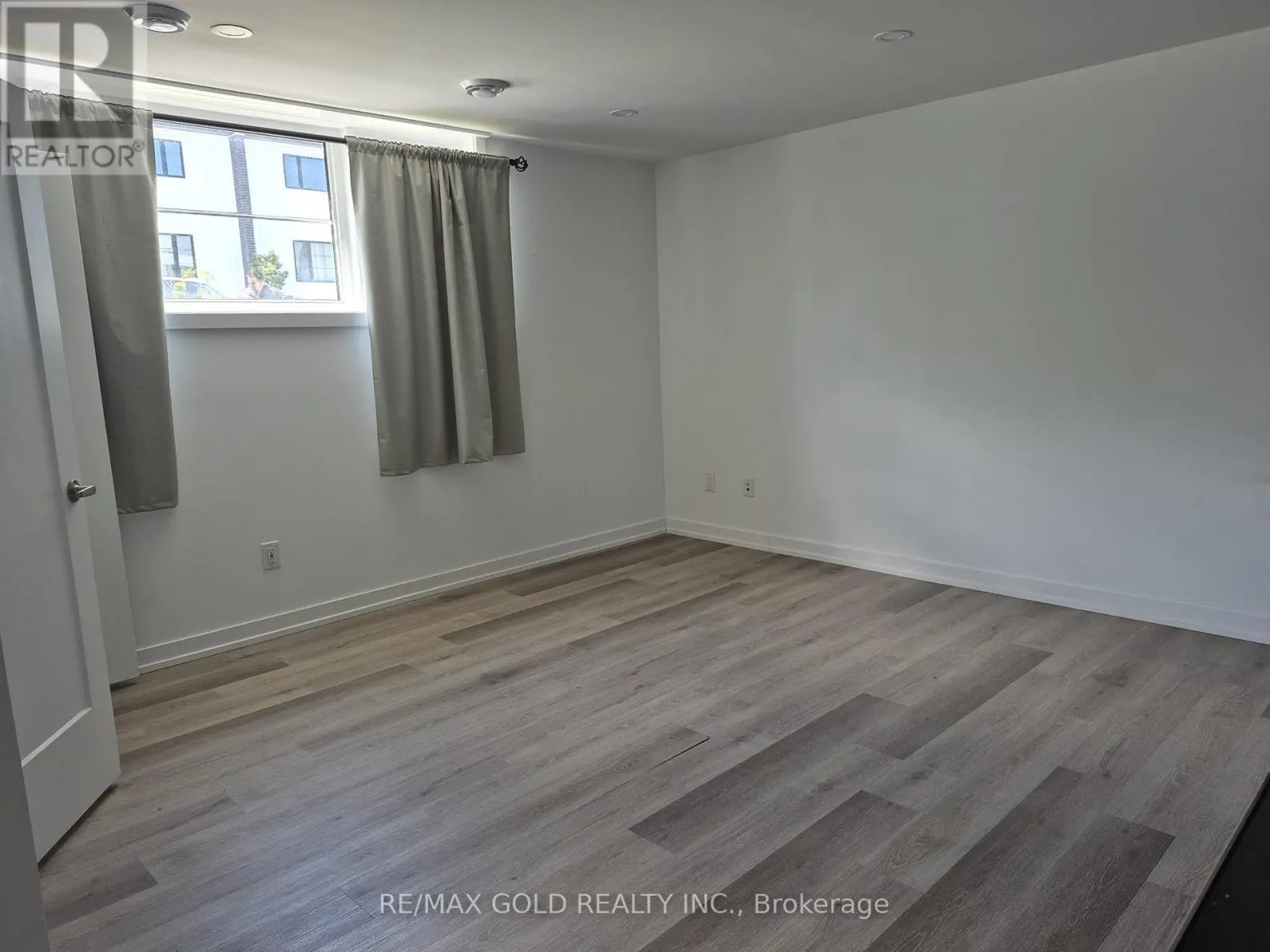 812 - 4263 FOURTH AVENUE