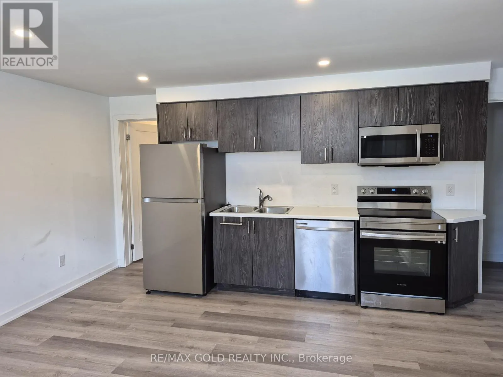 812 - 4263 FOURTH AVENUE