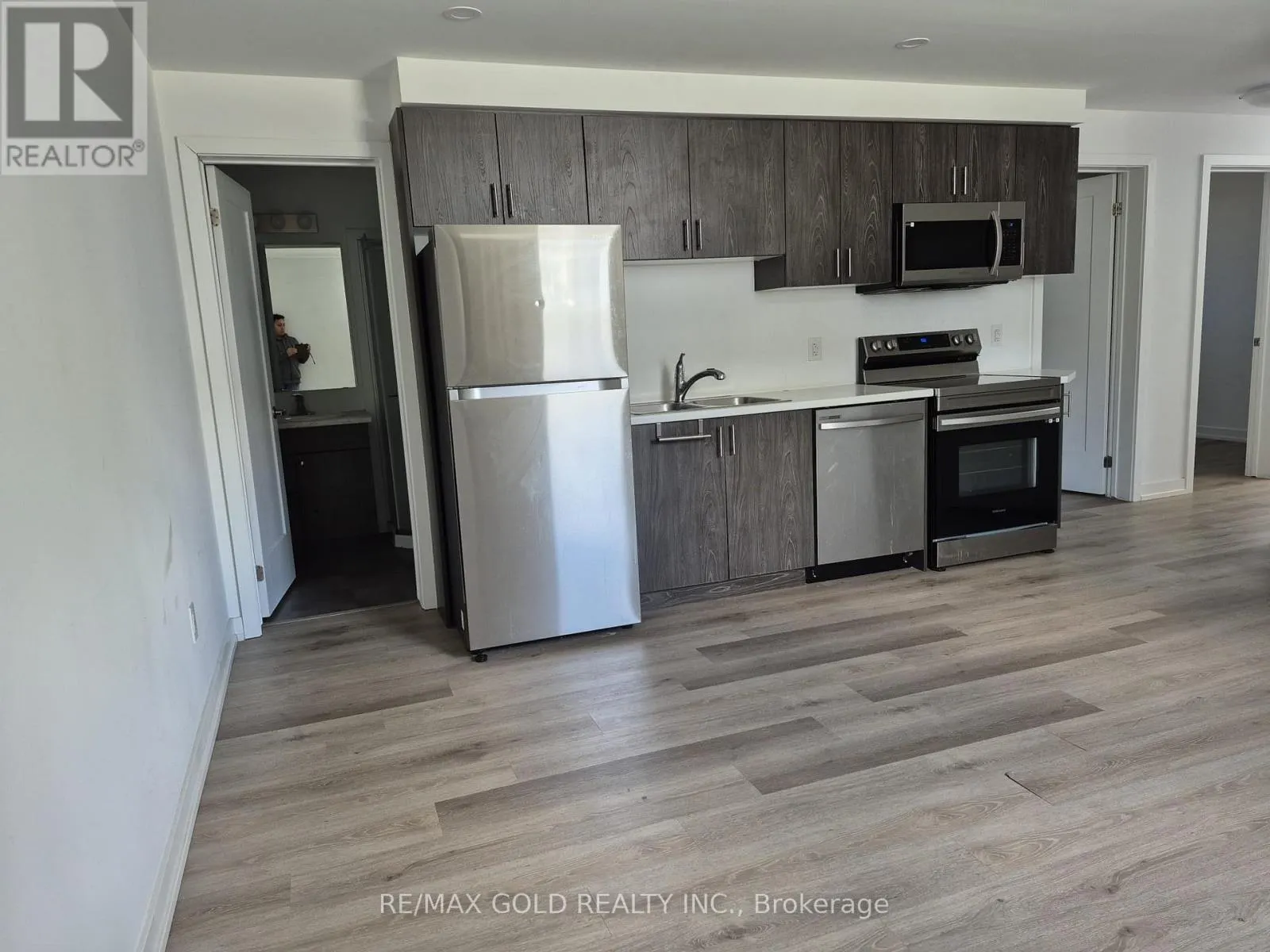 812 - 4263 FOURTH AVENUE