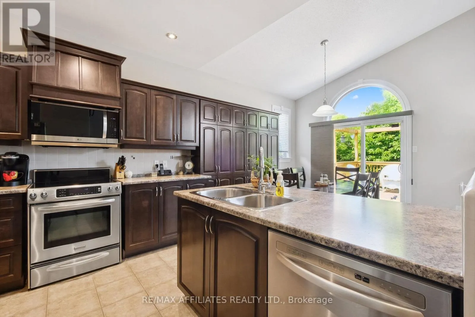 176 TOPAZE CRESCENT
