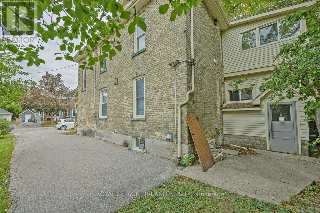 8 ELIZABETH STREET