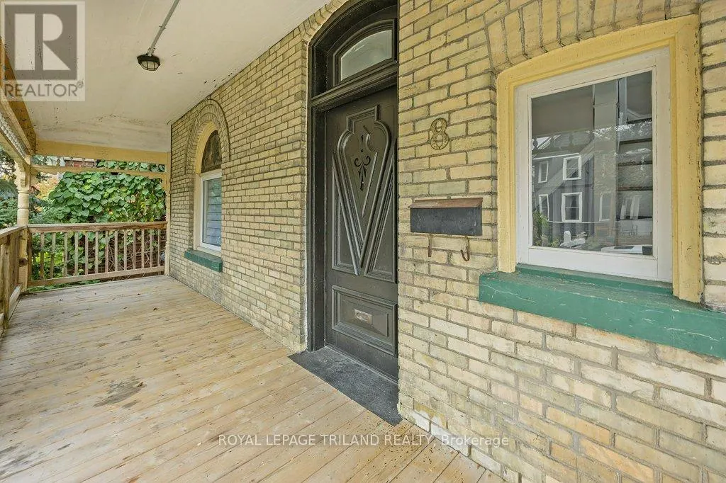 8 ELIZABETH STREET