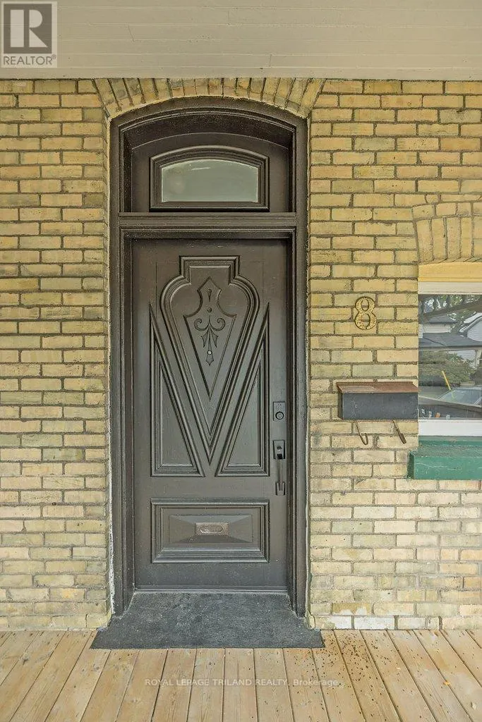 8 ELIZABETH STREET