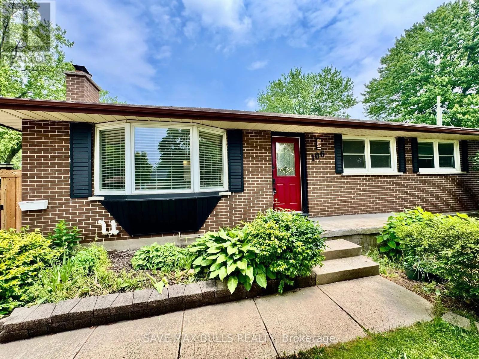 106 LAURENTIAN DRIVE N