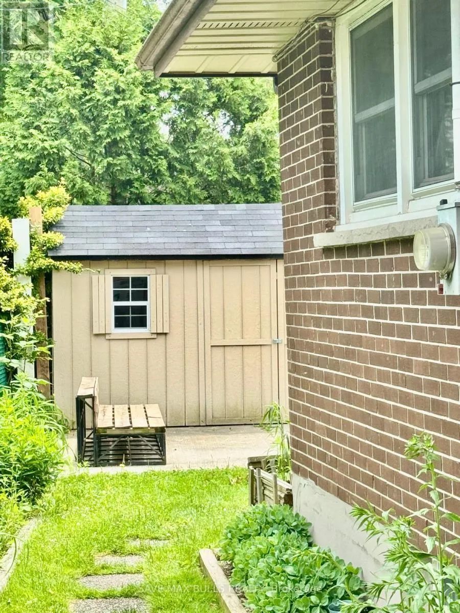 106 LAURENTIAN DRIVE N