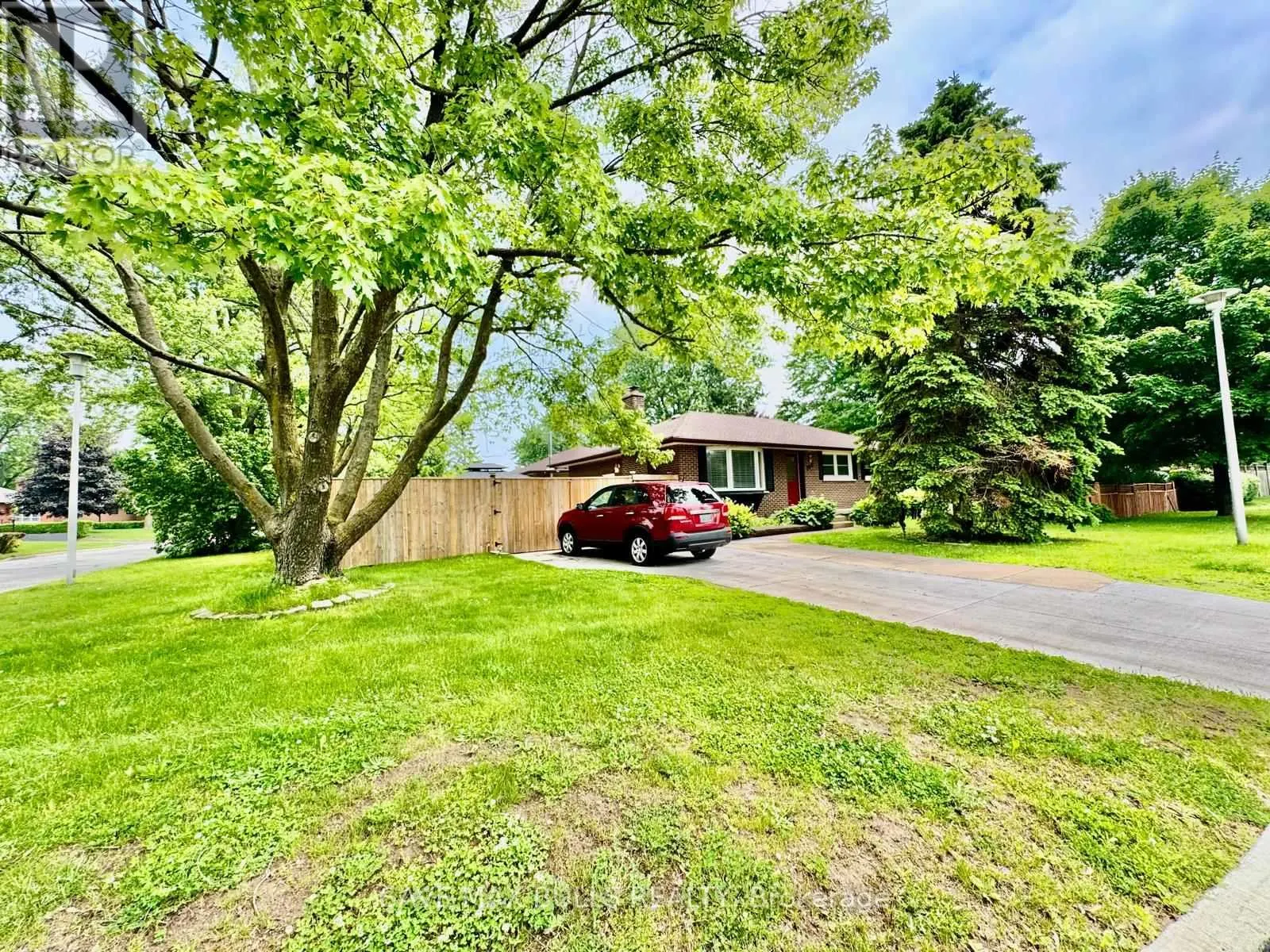 106 LAURENTIAN DRIVE N