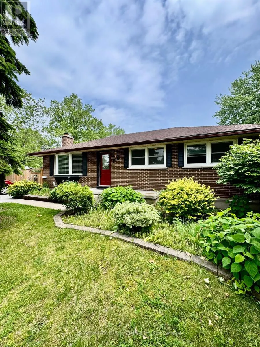 106 LAURENTIAN DRIVE N