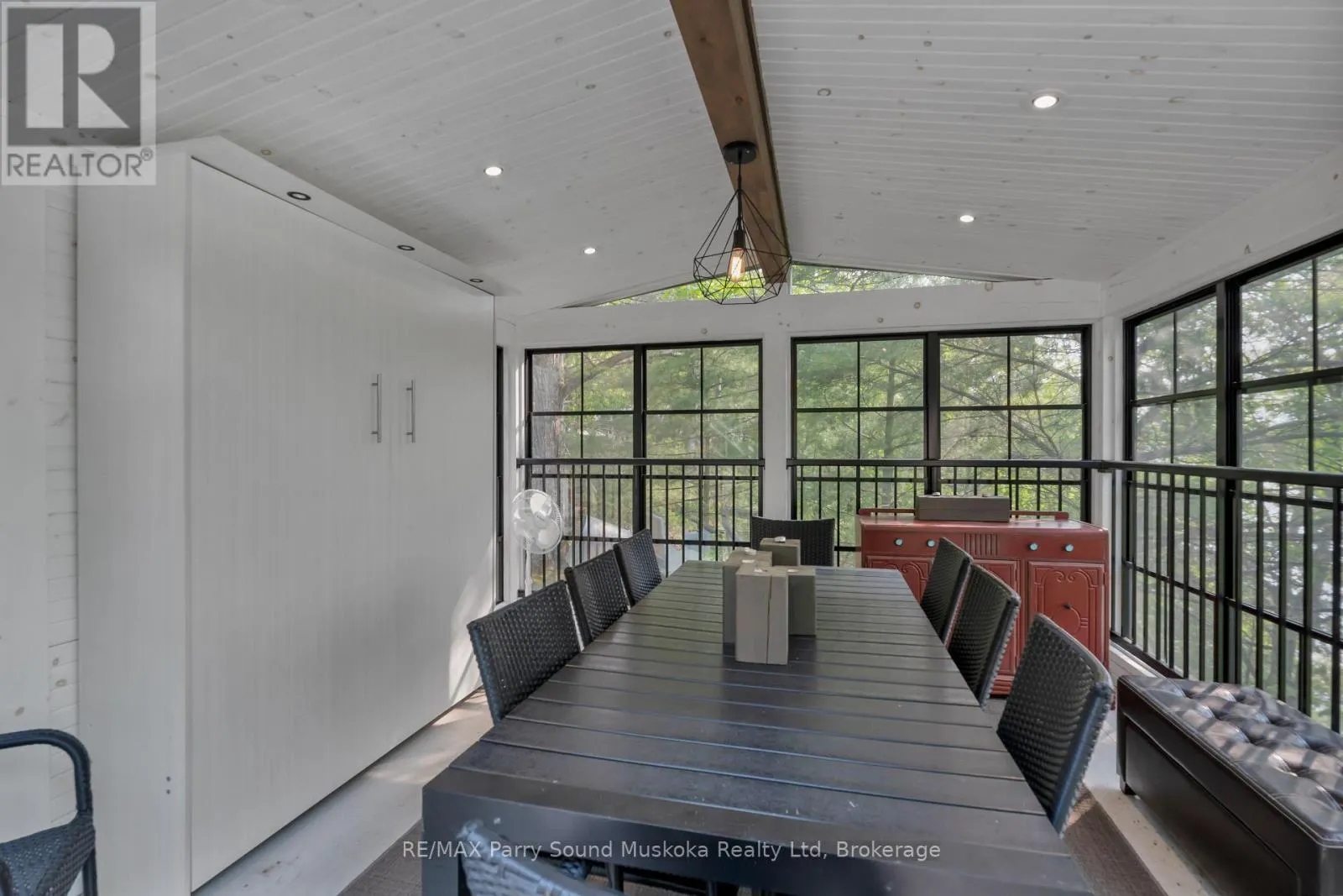 109 HEALEY LAKE