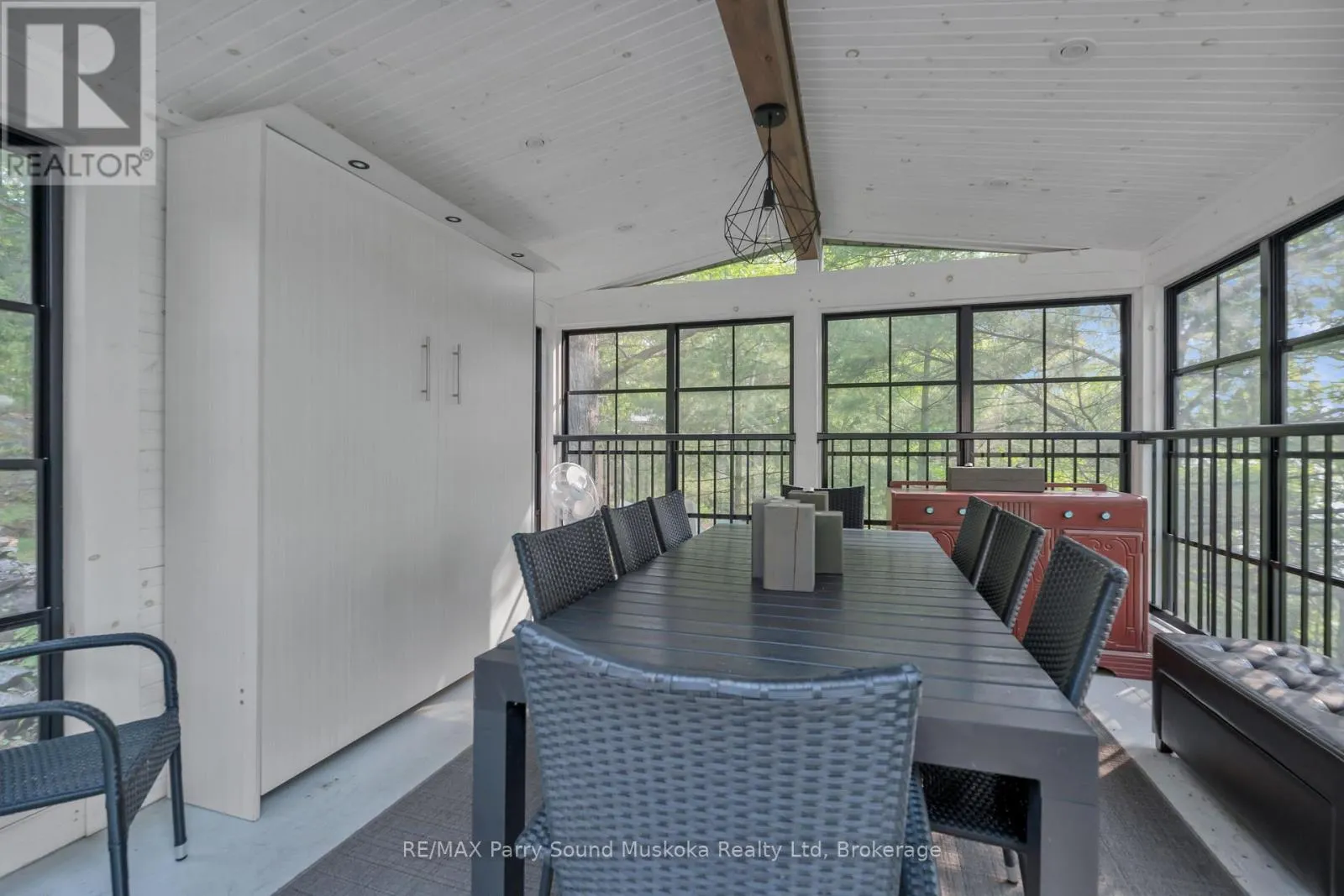 109 HEALEY LAKE