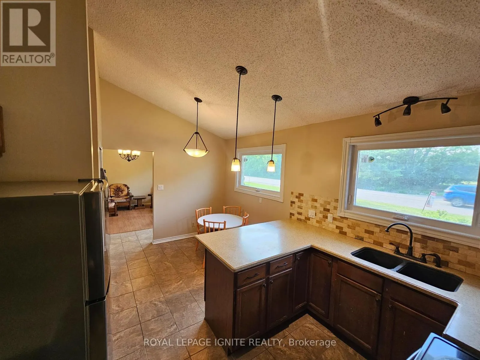 253 WOODLAND DRIVE N