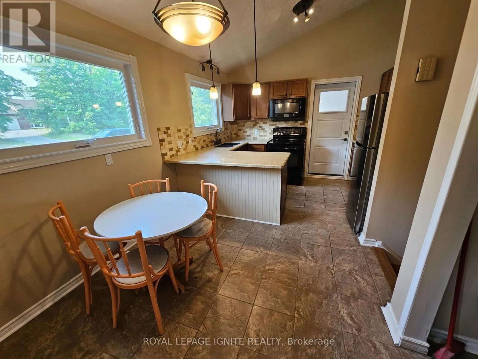 253 WOODLAND DRIVE N
