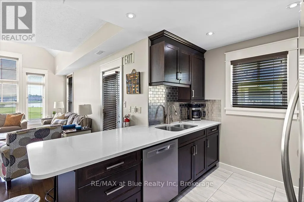 207 - 115 FAIRWAY COURT, #207