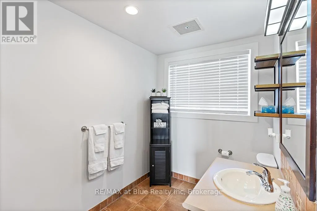 207 - 115 FAIRWAY COURT, #207