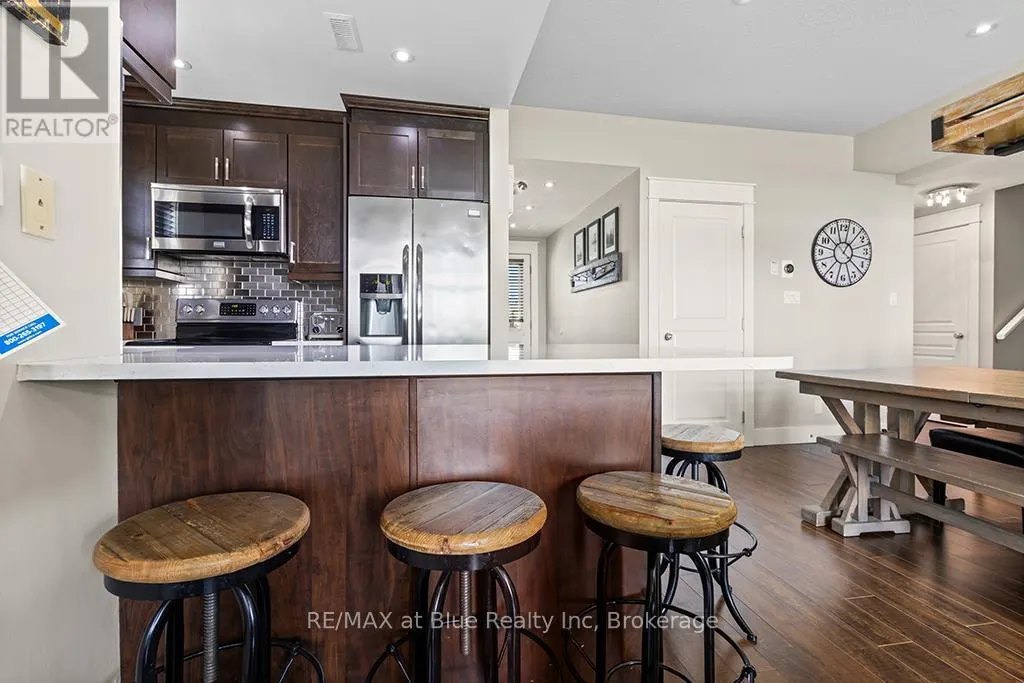 207 - 115 FAIRWAY COURT, #207